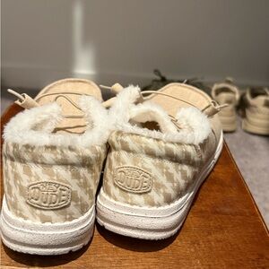 Hey Dude Womens Beige Houndstooth Fuzzy-Lined Slip-Ons